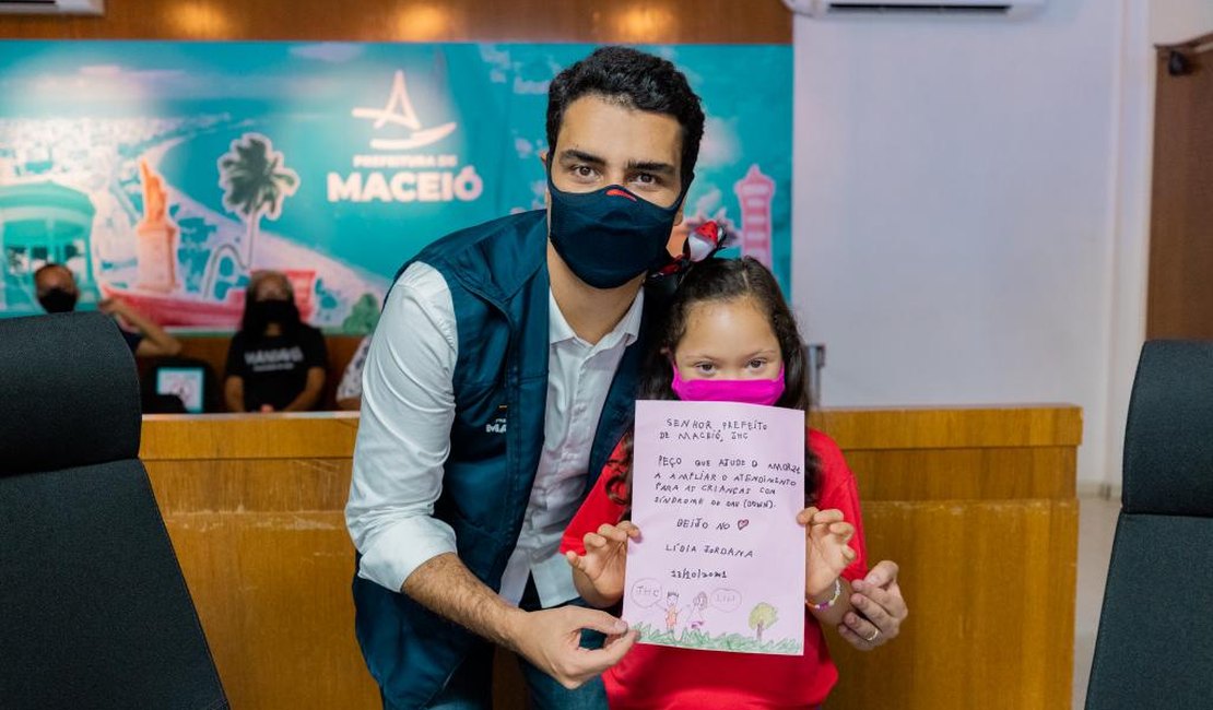 Prefeito de Maceió, JHC, recebe crianças e reafirma compromisso com a infância