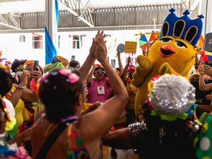 Com muito frevo e animação idosos de Maceió aproveitam prévia carnavalesca