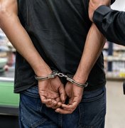 Homem é flagrado furtando supermercado de Arapiraca e ameaça funcionários com faca