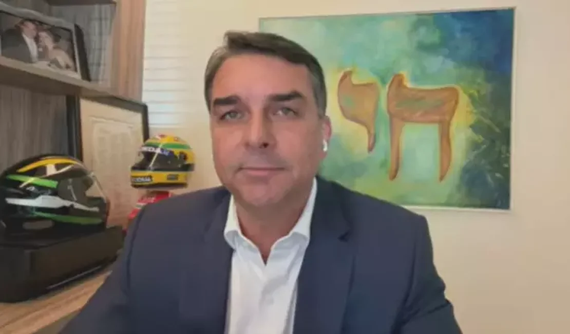 Flávio Bolsonaro publica diplomas após polêmica com pós-graduação