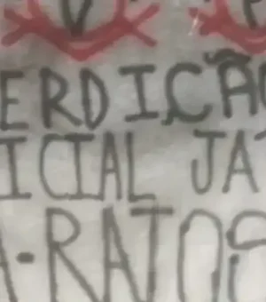 Torcida do Corinthians protesta em frente à casa de Omar Stabile: 'Fora ratos'