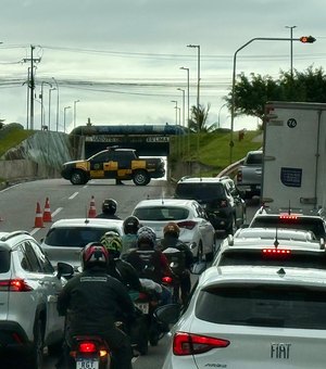 Moradores bloqueiam Av. Josefa de Melo contra ﻿mudanças nas linhas de ônibus e deixam trânsito parado