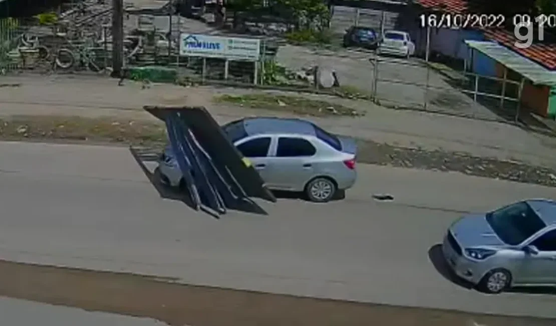 [Vídeo] Homem foge sem pagar conta e arrasta portão de motel por avenida de Olinda