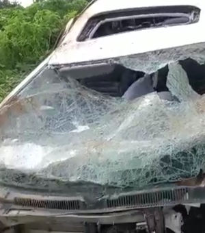 Corpo é encontrado ao lado de carro destruído em Canapi
