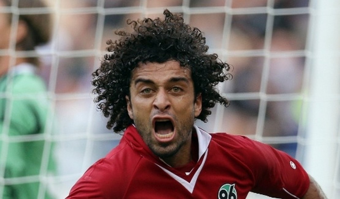 Grêmio cogita proposta por vice-artilheiro da B e zagueiro