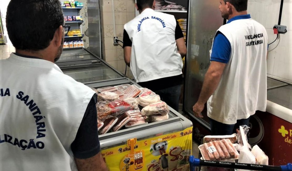 Mais de 300kg de alimentos estragados são encontrados em supermercado na orla