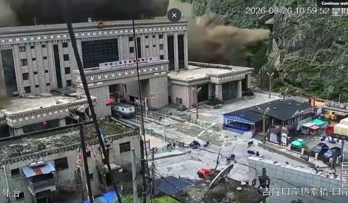 Vídeo mostra momento em que pessoas tentam fugir de deslizamento no Nepal