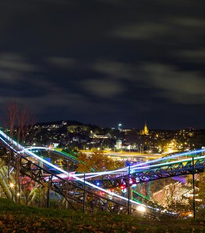 Homem é preso por abusar de criança em parque de diversões em estacionamento de shopping