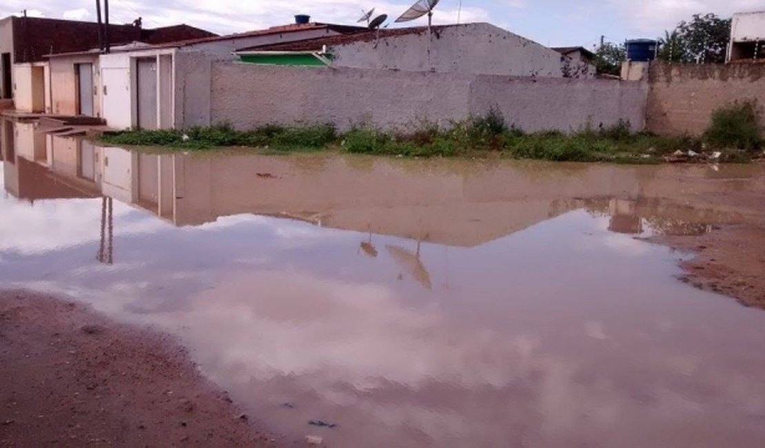 [Vídeo] Moradores reclamam de alagamento após chuva em Arapiraca 