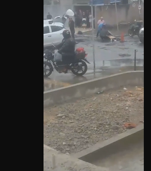 [Vídeo] Motociclista fica ferido após colisão com carro na Ponta Verde