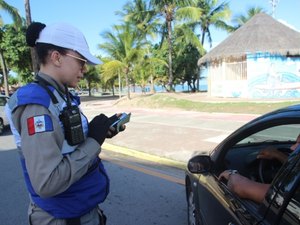 Alagoas registra 14 multas diárias por uso de celular ao volante