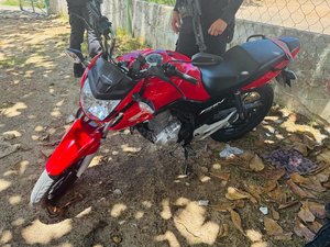 Policiais da Oplit recuperam moto roubada no bairro Bom Parto