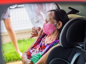 Idosos de 80 anos ou mais já podem receber a segunda dose de reforço em Arapiraca