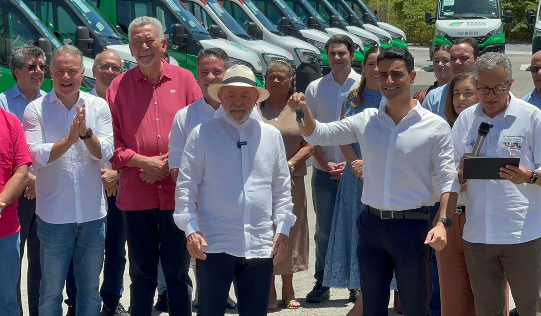Ao lado de prefeitos, Lula entrega ambulâncias e Unidades Odontológicas Móveis para AL