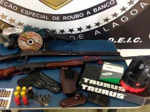 Policiais cumprem mandados de busca e apreensão no Sertão