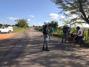 BPRv aborda inabilitados, motociclistas sem capacete e veículos são removidos em operação no Agreste