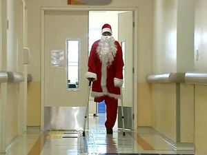 Sem uma perna, homem vira Papai Noel e dá exemplo de inclusão  