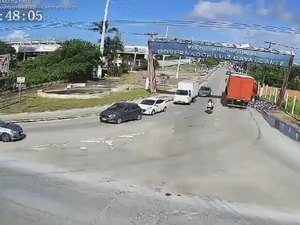 Populares saqueiam carga de suco após acidente no Distrito Industrial, em Maceió