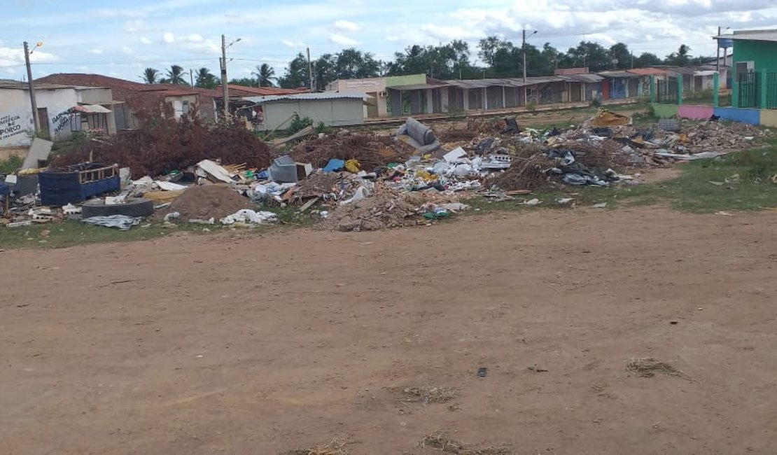 Moradores do bairro Primavera reclamam de descarte irregular de lixo próximo a um Ecoponto