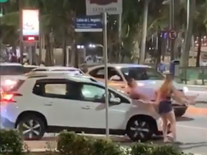 [Vídeo] Homem sobe no capô de veículo e motorista dispara em alta velocidade, em Maceió   