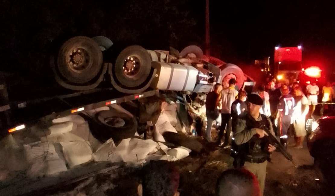 Carreta vira e deixa motorista ferido em Matriz de Camaragibe