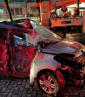 Motorista de aplicativo colide com poste na Av. Fernandes Lima e deixa parte do Farol sem energia