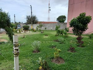 Moradores de condomínio no Jacintinho denunciam risco de deslizamento de terra