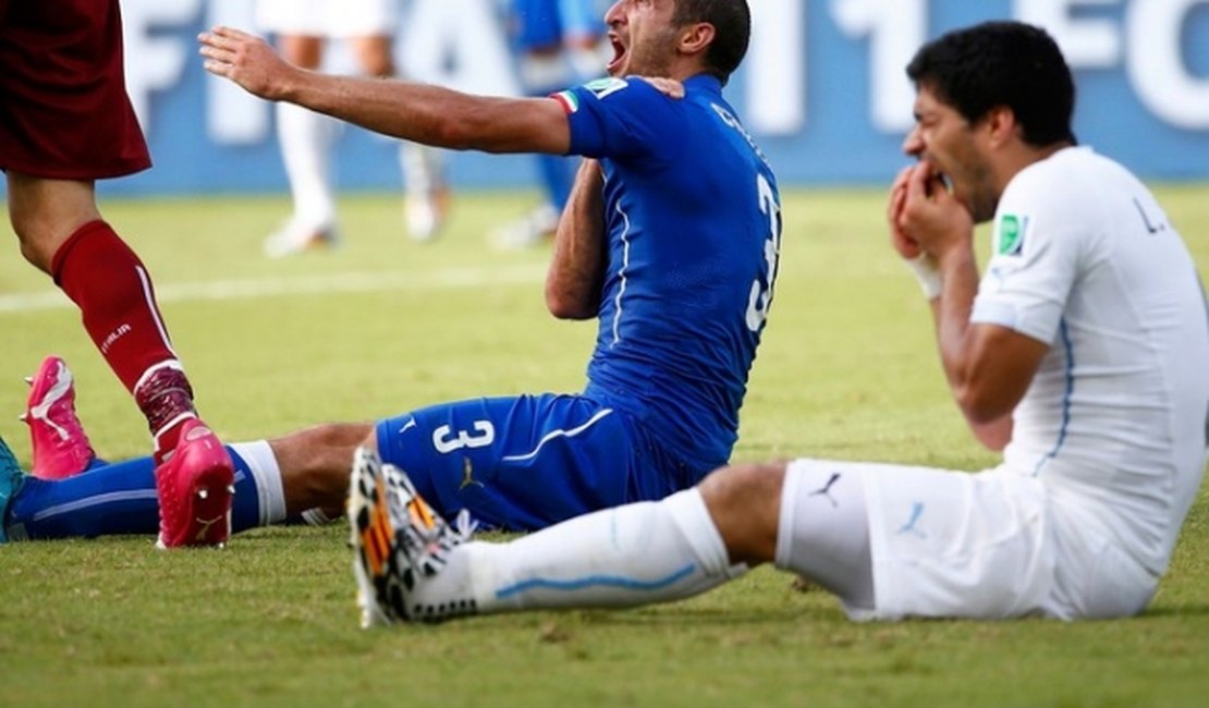 Fifa decide punir Suárez por nove partidas após mordida em Chiellini