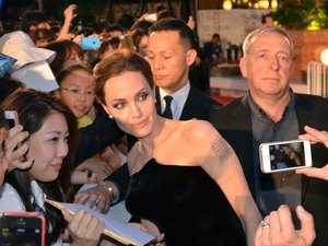 Angelina Jolie distribui autógrafos no Japão