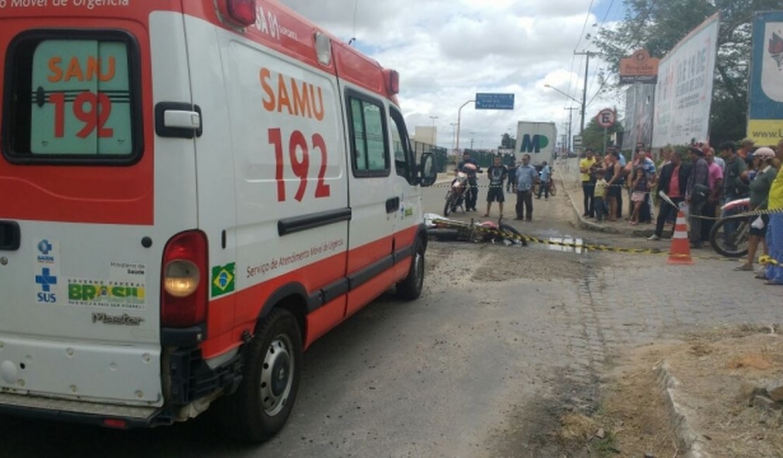 Motociclista  tenta desviar de buraco e acaba esmagado por caminhão