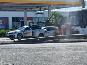 Ônibus atinge traseira de carro em frente a batalhão da PM em Arapiraca