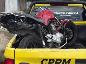 Polícia Militar prende suspeito com moto roubada dentro de residência em Satuba