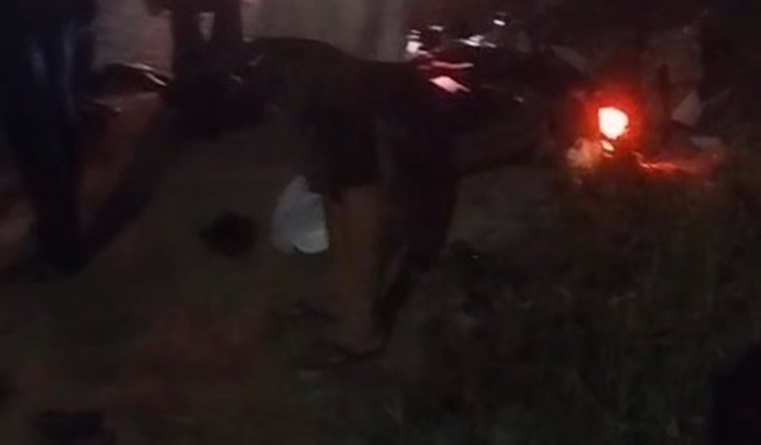 Homem morre e mulher fica ferida após trator desgovernado atingir casal em Penedo