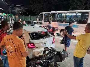 Colisão entre carro e moto deixa casal ferido na Av. Fernandes Lima