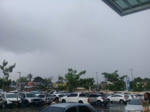 Tarde de terça-feira começa com chuva em Arapiraca