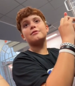 Filho de 11 anos ajuda mãe durante atendimento em inglês e viraliza
