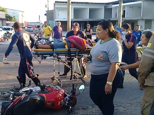 Colisão entre carro e motocicleta deixa uma pessoa ferida e trânsito complicado