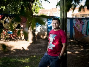 Ex-reeducando faz mestrado, vira professor e cria bibliotecas em SP