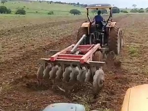 Agricultores são beneficiados com aragem de mais de 5.500 tarefas de terra