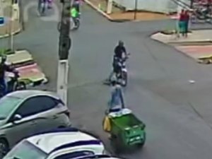 [Vídeo] Motociclista ultrapassa sinal vermelho e mata cão que tentava atravessar rua em Arapiraca