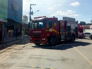 Defesa Civil condena prédio de loja de descartáveis que pegou fogo