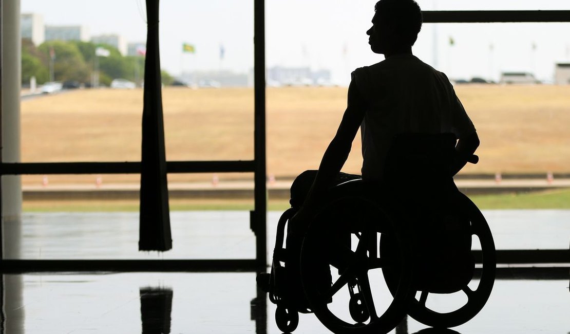 Prefeito Júlio Cezar entrega cadeiras de rodas para pacientes do Credefipi nesta terça (12)