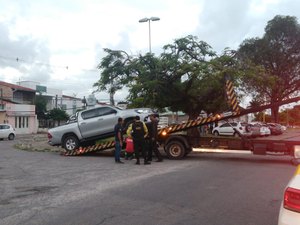 Fiscalização remove veículos por estacionamento irregular em Maceió
