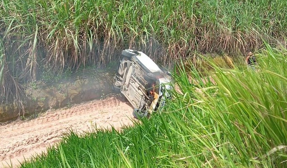 Veículo pega fogo após capotamento na BR-104, em Messias