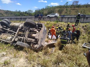 Capotamento de carreta deixa uma pessoa morta na BR-101