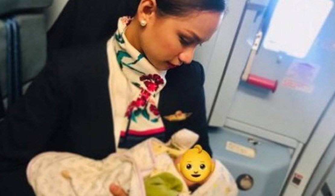 Comissária de bordo amamenta bebê de passageira durante voo