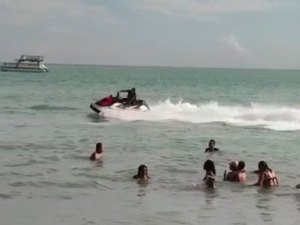 Motorista de moto aquática é flagrado fazendo manobras perigosas próximo a banhistas