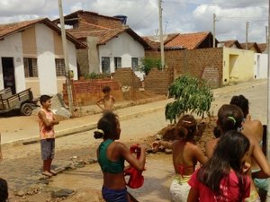 Vazamento mostra desperdício de água no Brisa