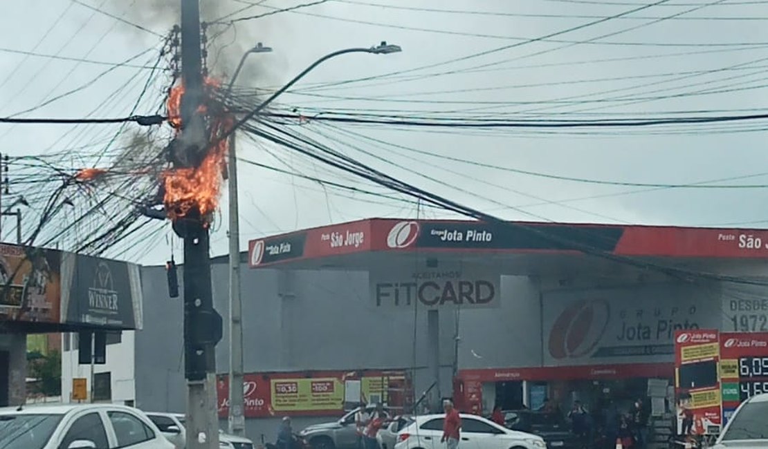 Fiação de poste pega fogo no São Jorge