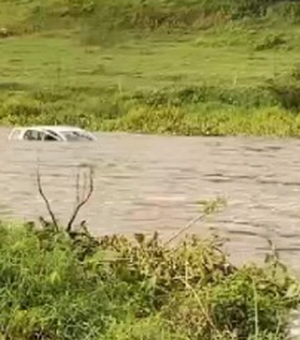 Motorista tem carro arrastado por correnteza no Rio Ipanema ao tentar passar por ponte submersa